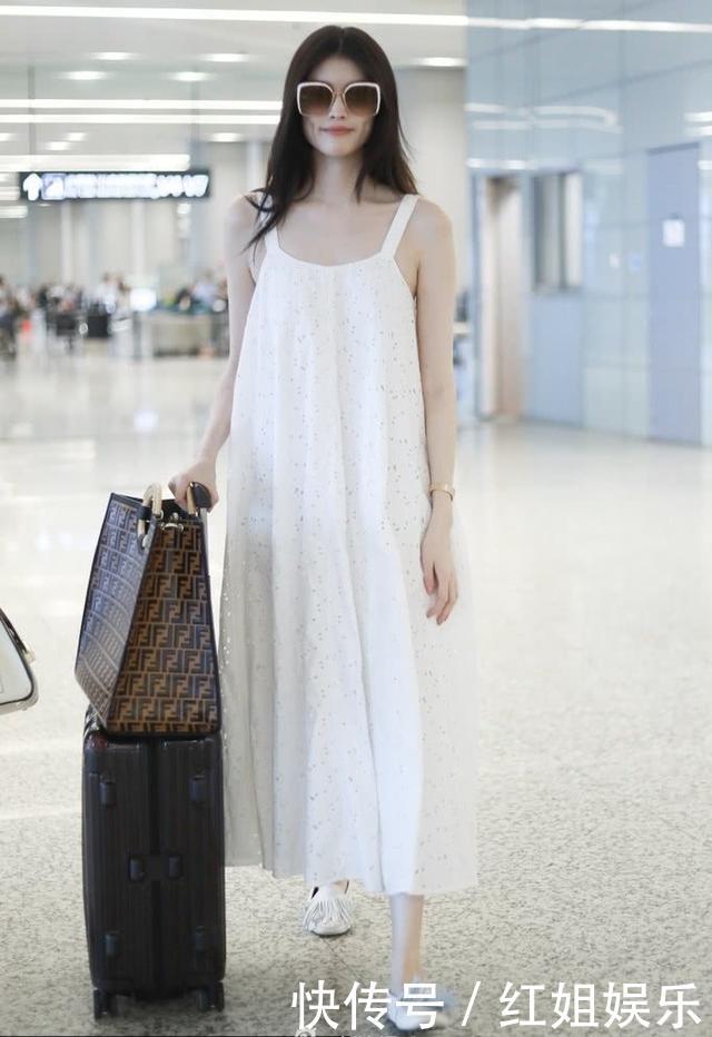 何穗奚梦瑶同现机场，一个穿白裙，一个穿短裤，超模都这么会穿？