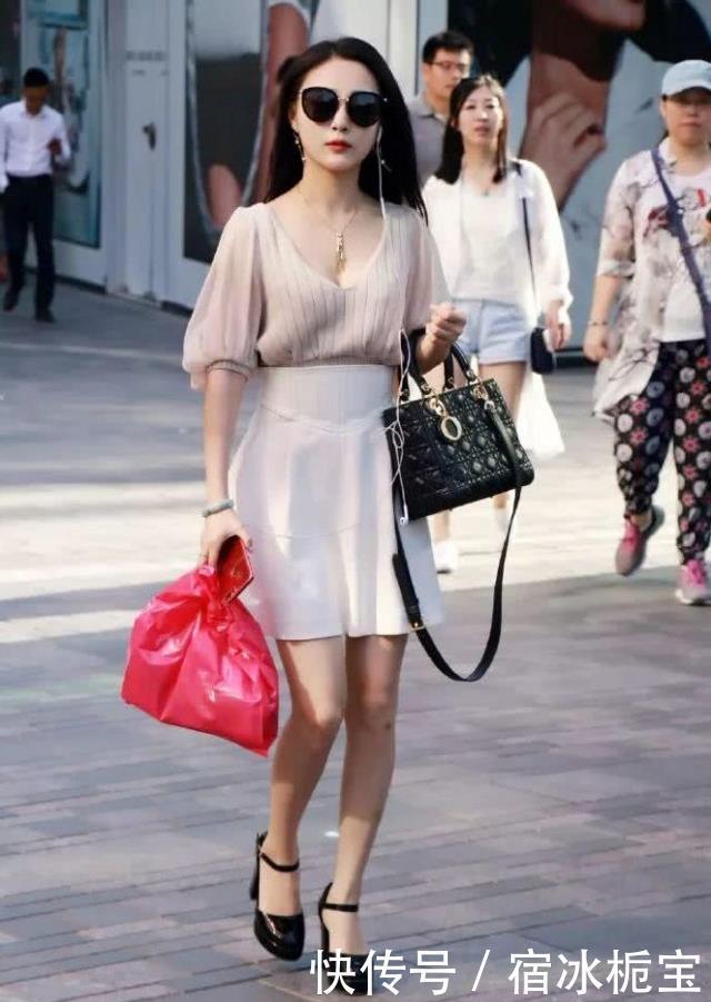 美女|路人街拍:靓女牛仔裤搭配吊带背心,带有几分时尚魅力
