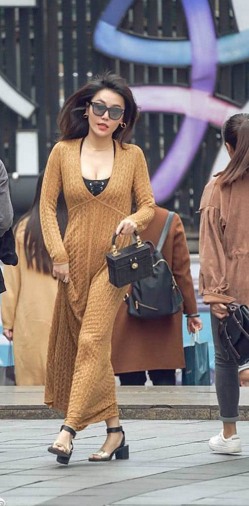 成熟少妇穿蕾丝贴身裙勾勒傲人上围曲线，浑圆饱满的弧度很有韵味