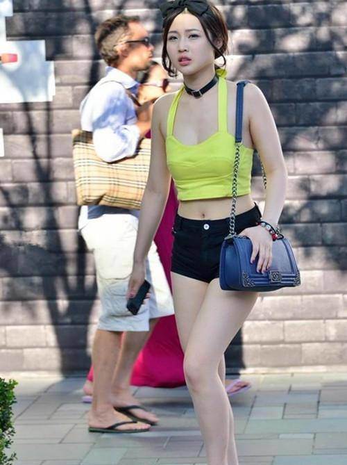 街拍：貌若天仙的牛仔裤小姐姐，释放靓丽清新的优雅女人味儿！