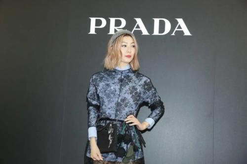  蕾丝：郑秀文真会穿，“蓝衬衫”配蕾丝连衣裙穿出高级感，时髦又减龄