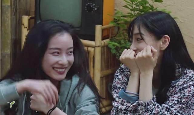 baby玩手机遭刘纯燕打脸？想吃爆米花却被抓包假吃，网友：演技棒