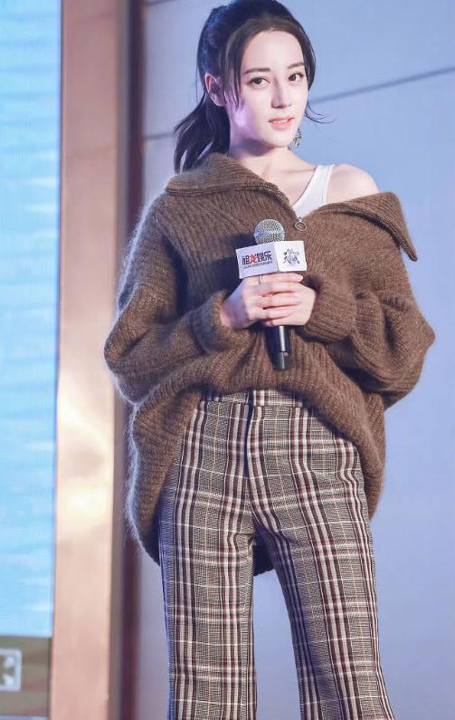 迪丽热巴和张雪迎撞衫，热巴敌不过张雪迎，搭配水平被碾压