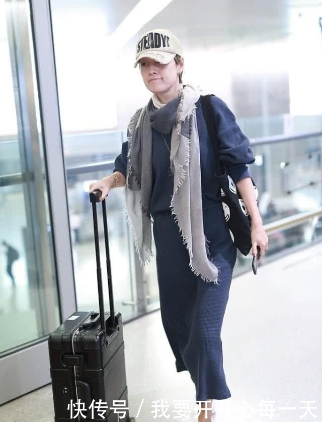 「深蓝色」马伊琍越来越有魅力,穿大衣潇洒有型,穿夹克如个性少女