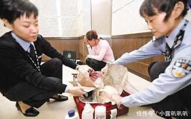 女骑手送餐还赚外快,不久后被警察上门抓走,