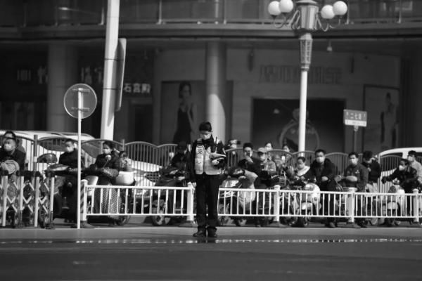  『广场』今日10时，郑州鸣防空警报，全市降半旗志哀
