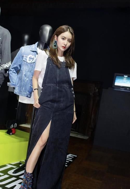  『气质』赖雨濛时尚感开挂，穿牛仔背带裙配白T恤去看秀，终于有时髦气质