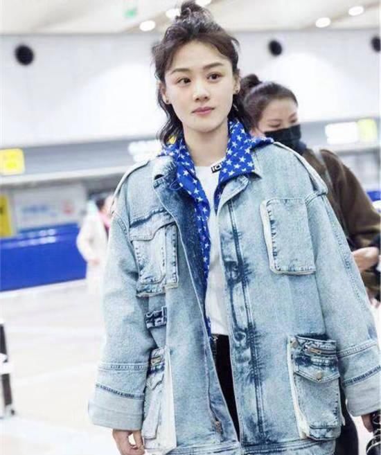  小姐姐们：帅气十足的牛仔外套，彰显你的独特个性