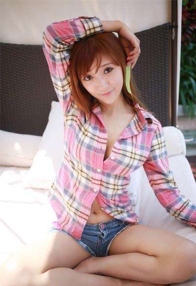 时尚潇洒的短裤小姐姐，衬托出优美的身材线条！