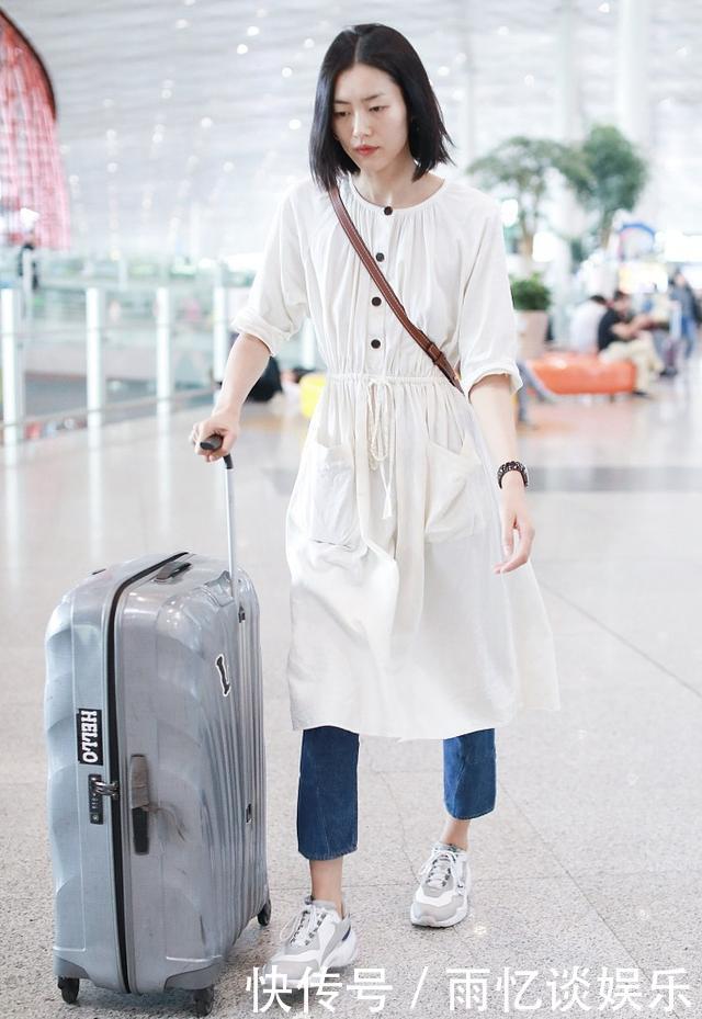 刘雯清新范儿现身，却在小白裙里面穿长裤，网友：超模任性呗！