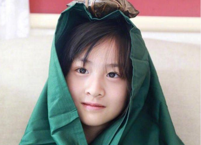 九月份开学了, 李湘的女儿,黄磊的女儿,赵薇女儿,看着差别可真大!