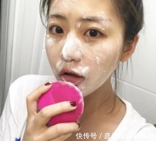  『脸上』青春期女生脸上总“出油”？坚持3个好习惯，对“大油田”说拜拜