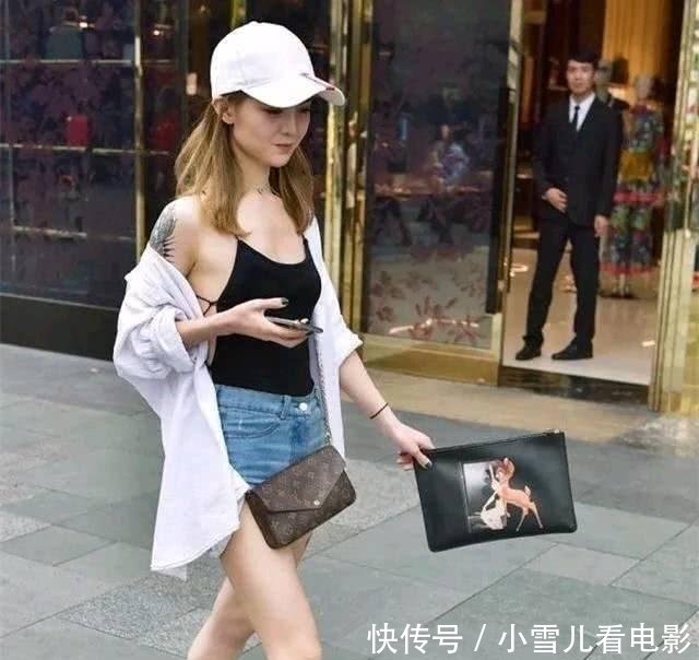 街拍曲线优美清秀亮丽的小姐姐，搭配性感时尚风采迷人！