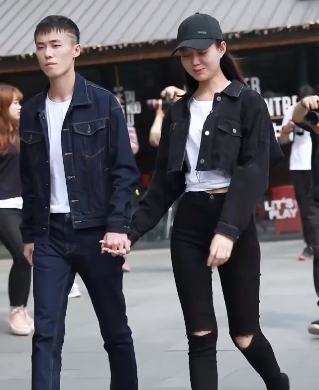  整体造型@街头又火了一款裤子，叫“左边睁眼睛，右边开嘴巴”，潮到飞起！