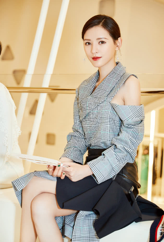 张予曦裙子下半身挂了10个挂钩，上面的毛巾比拖把还黑