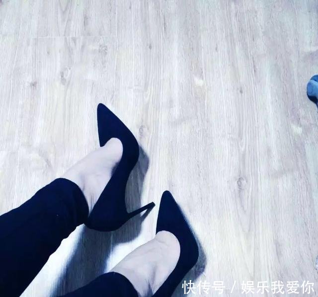 一双精致有度的尖头细高跟带你重回年轻时光