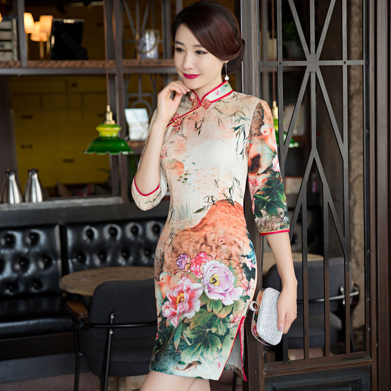 老婆穿这身旗袍去日本出差，把和服都给比下去，外国佬纷纷求合影