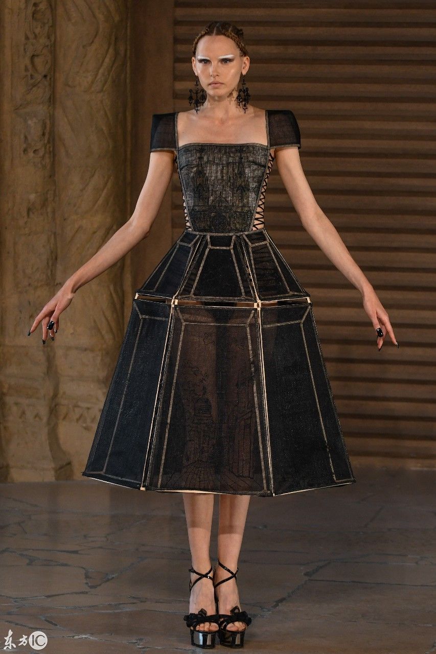 开放的国家真好蒙面美女，衣服穿成这样都能在街上走