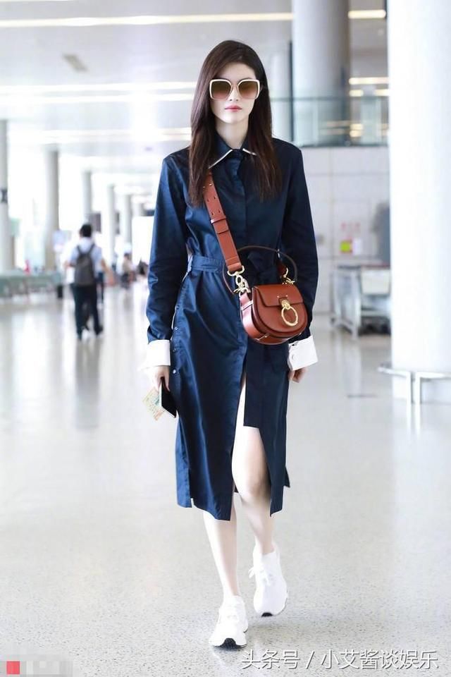 何穗穿开叉裙现身机场大腿若隐若现，勤俭持家墨镜鞋子与上次一样