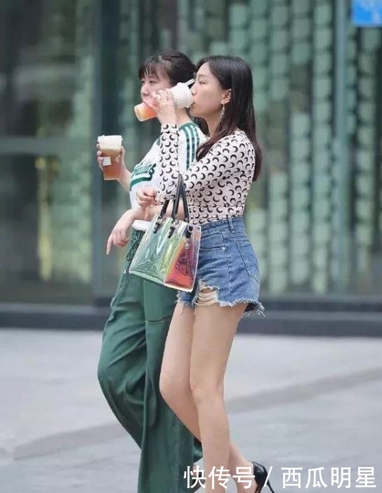 粉色:街拍:秀丽端庄的美女,一条粉色的吊带连衣裙,清新靓丽气质迷人