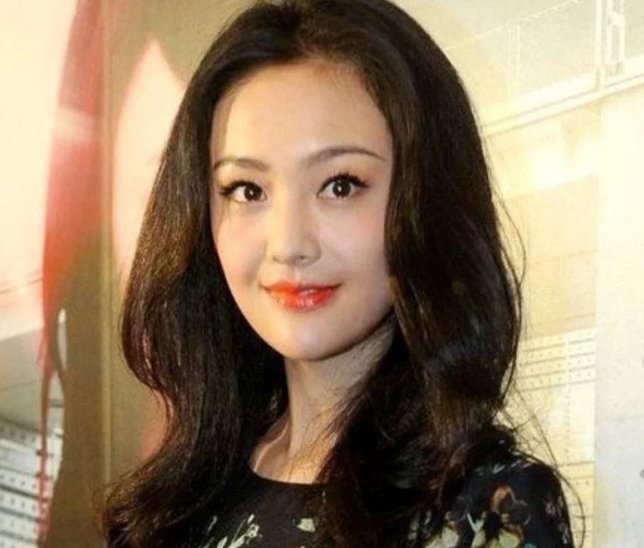 女星爱上“波浪卷发”，郑爽显老，热巴惊艳，范冰冰妩媚