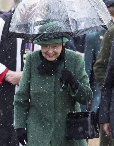 英国女王碰上下雨:雨伞和衣服要搭配，暴露了“强迫症”!