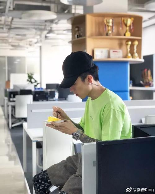 手腕上挂着一百万是什么感觉？鹿晗关晓彤知道