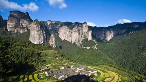 浙江深山藏香格里拉，没有公路不通车，最危险处90度须手脚并用爬