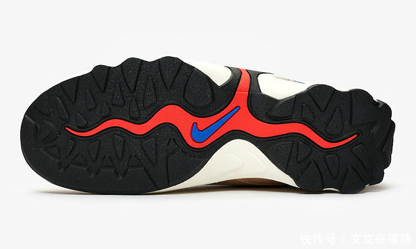  【湖蓝】湖蓝点缀！YEEZY BOOST 700鞋款全新纯白色系配色