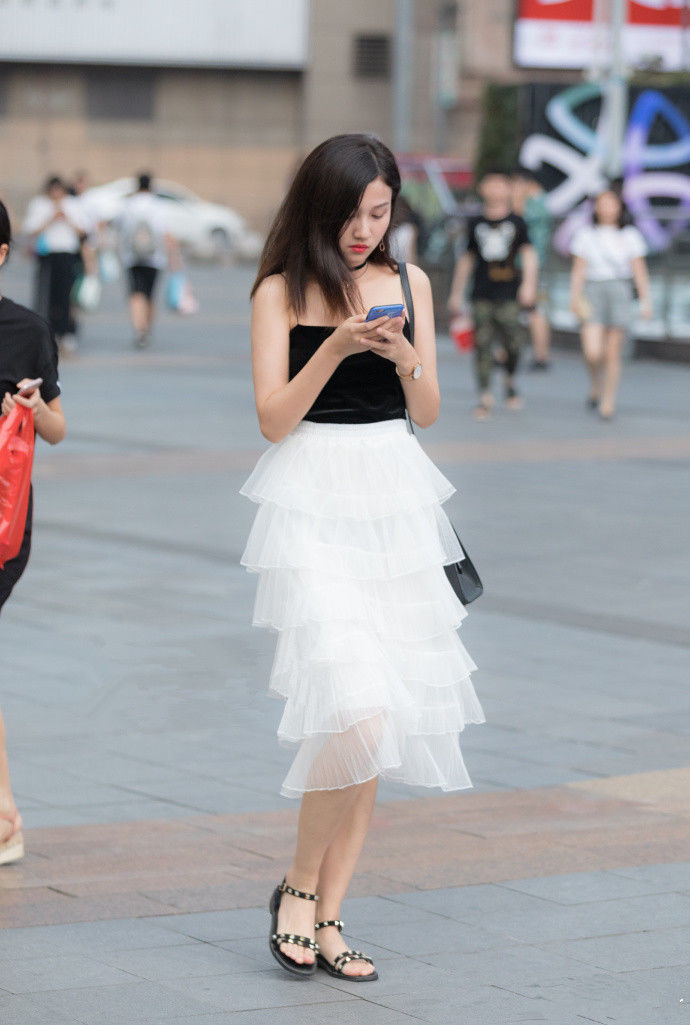 重庆街拍,时尚个性的魅力穿搭风,释放性感女人味!