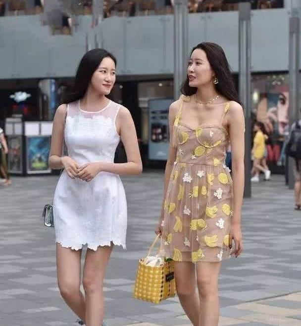 『红色』青春靓丽的小姐姐,时尚穿搭蕾丝连衣裙,尽显小家碧玉