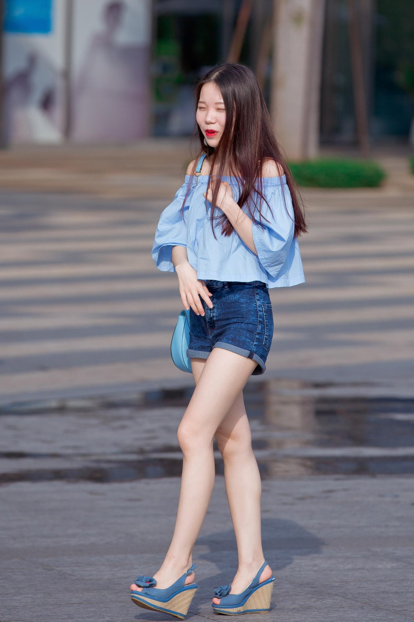 街拍：红唇美腿牛仔短裤，这个妹子美的不要不要的
