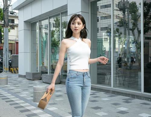 时尚的牛仔裤小姐姐，展现完美身材，充满魅力