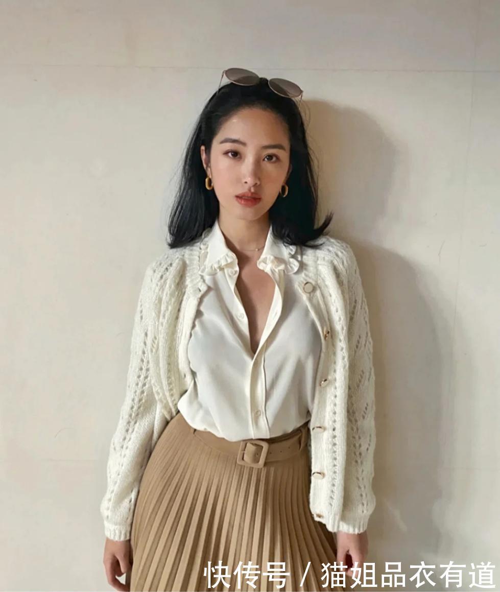『大地色』乍暖还寒时期别穿太少,百搭的白色开衫来帮你,休闲优雅还吸睛
