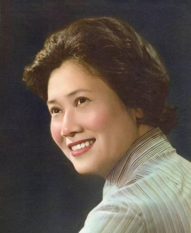  #去世#她红过李谷一，一生演唱800多首歌，丈夫去世，将骨灰放在卧室