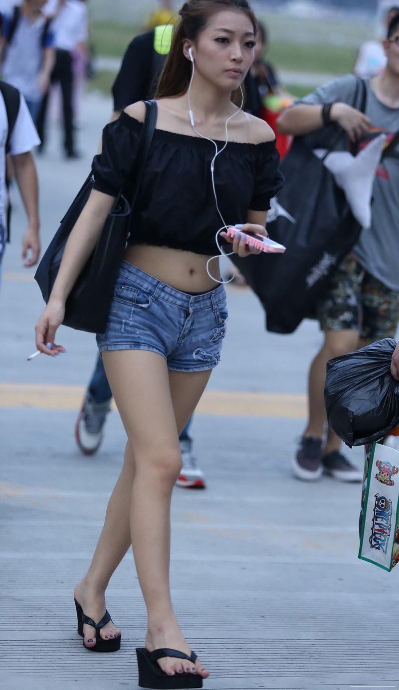 街拍:牛仔紧身热裤露脐美女，显露腿部的曲线美