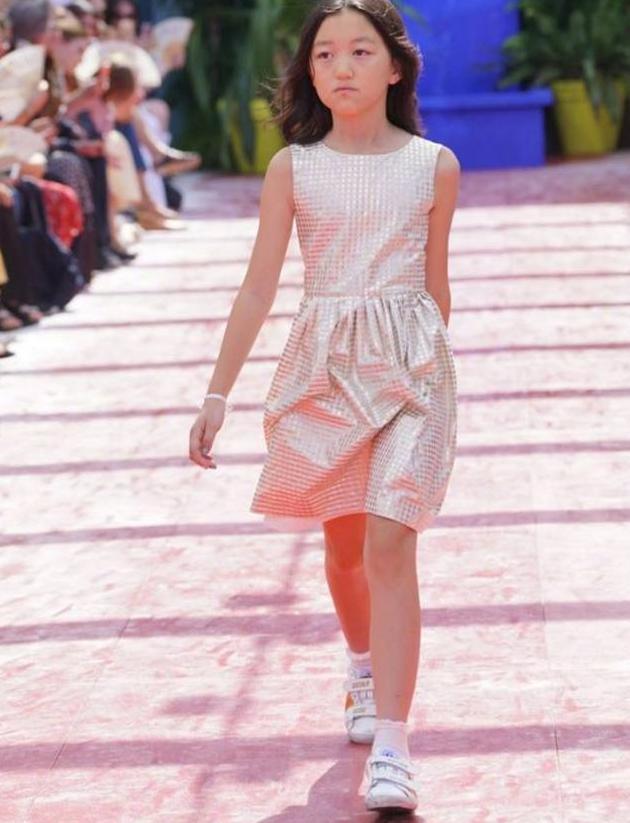 李亚鹏携女儿现身机场, 李嫣大长腿亮了, 难怪能去时装周走秀!