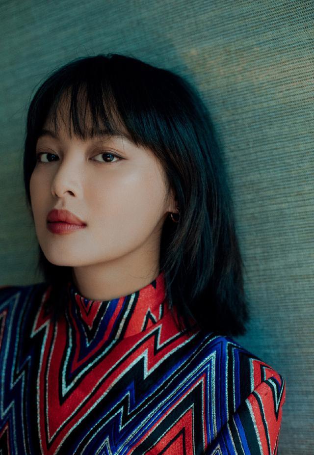 32岁辛芷蕾撞衫21岁关晓彤，同穿连衣裙，输了年龄赢了气质