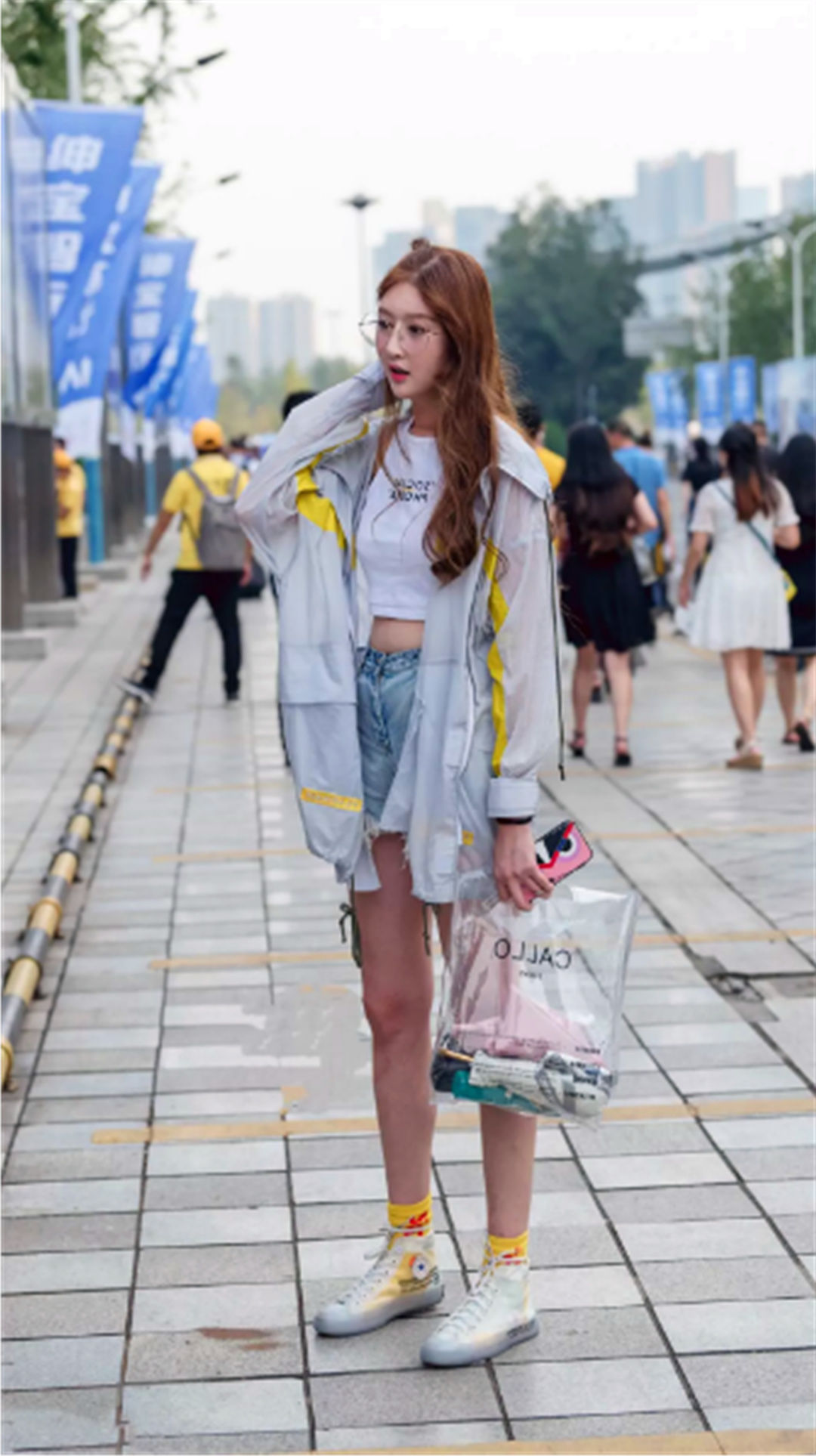 街拍:图6美女找个丑女当闺蜜，上街就被对比，扎心了!