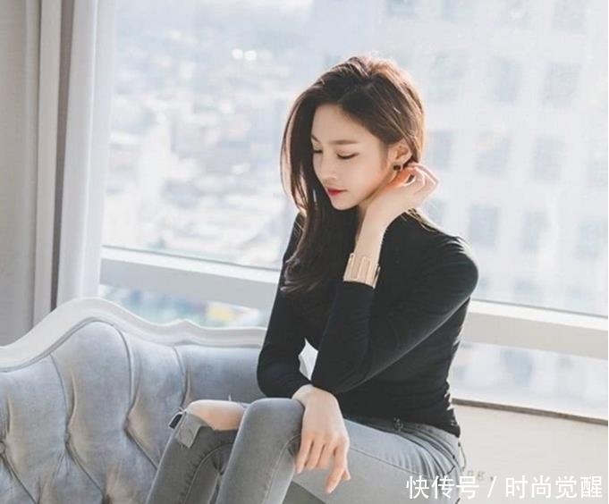 时髦随性的牛仔裤美女，尽显成熟女人味，让人心生爱慕