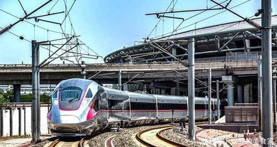  「情侣」美国情侣旅行从北京去上海，放弃飞机选择高铁，原因常