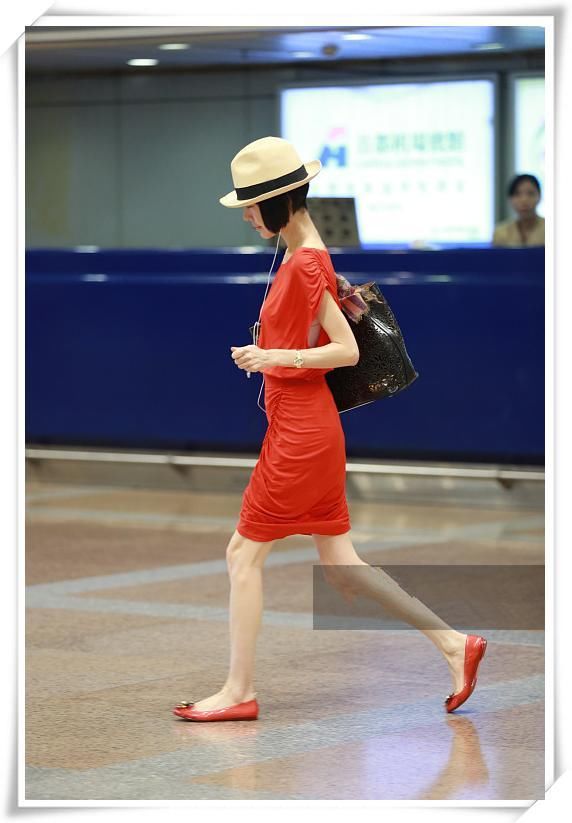 看了冉莹颖的紧身裙，再看看鲁豫，网友：吓得我瞬间不敢减肥了！