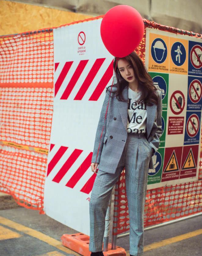 戚薇与赵雅芝撞包，小30岁却在气质上完败，姜还是老的辣！