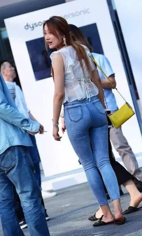 性感女神的风情万种,其实只需一件普通的紧身牛仔裤就足够了