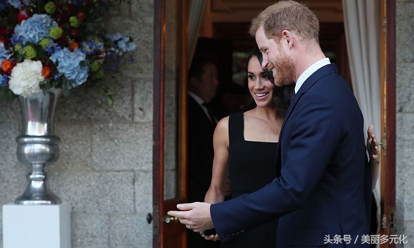 哈里王子夫妇访问爱尔兰，梅根换了2件套装，哪件更好看?
