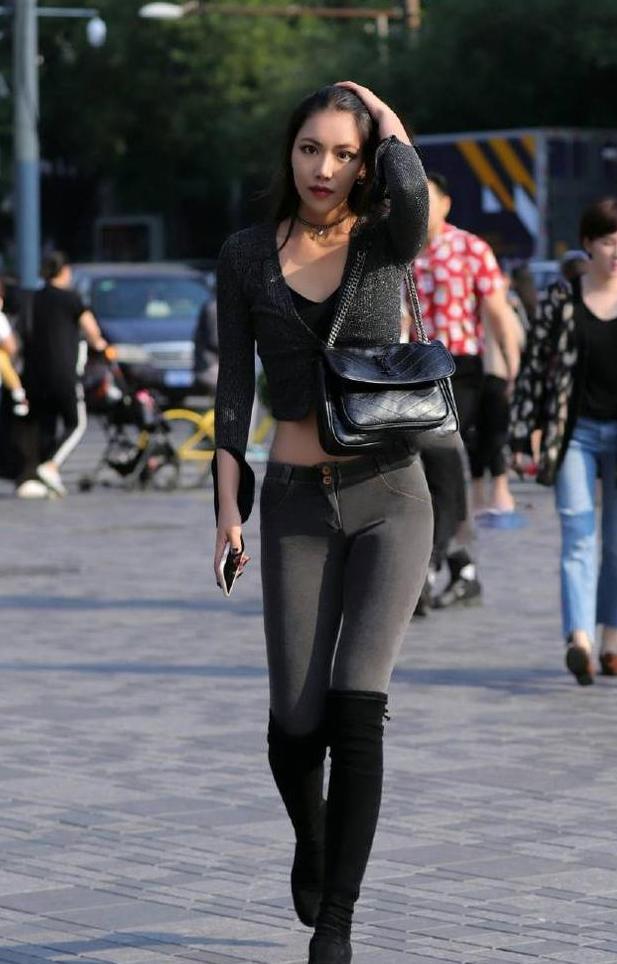 牛仔裤不过时，因为穿上身的魅力显而易见！