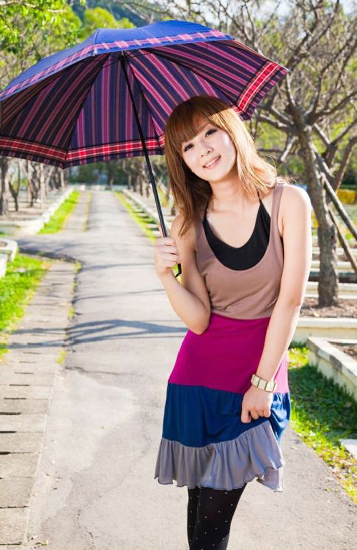 街拍:低头的美女没看你--是在想你吗?