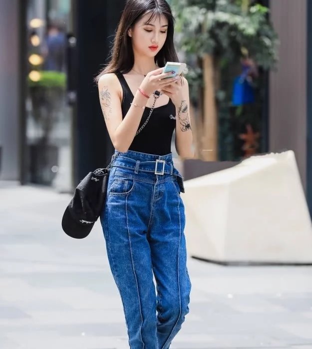 气质小姐姐黑色吊带展现凹凸有致，远远地看上去神似洋娃娃。