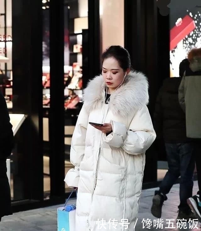  『羽绒大衣』长款羽绒服美女，不仅温暖，而且漂亮