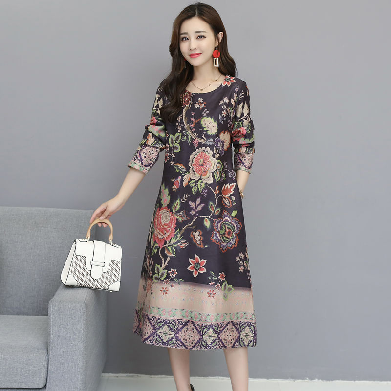 若你年逾50，打扮得年轻点，入秋这裙子不能少，上身美得不得了